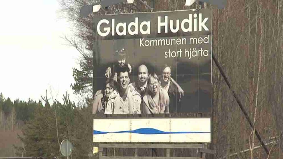Hudiksvalls kommun har försökt hindra negativ bild av teatern.