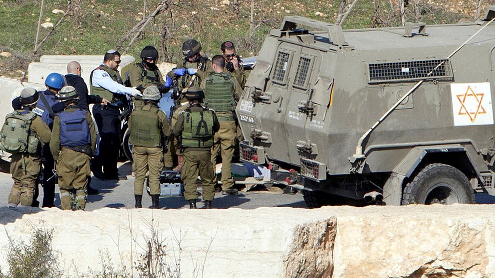 Israeliska soldater vid en vägspärr utanför Hebron. Personerna på bilden har inget med händelserna i texten att göra. Arkivbild.