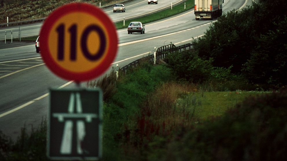 110-skylt och motorväg