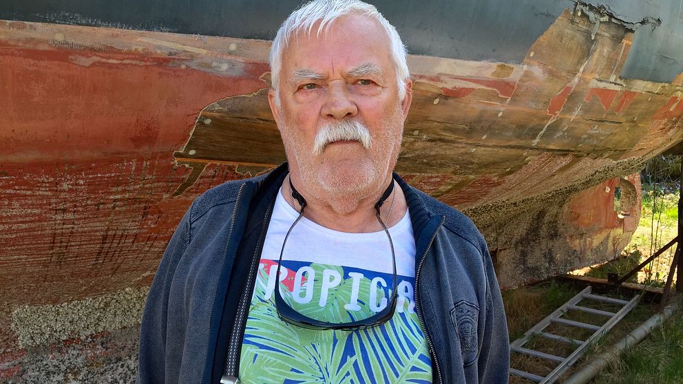Freddie hinner inte lägga i sin båt, därför får han betala dubbel avgift