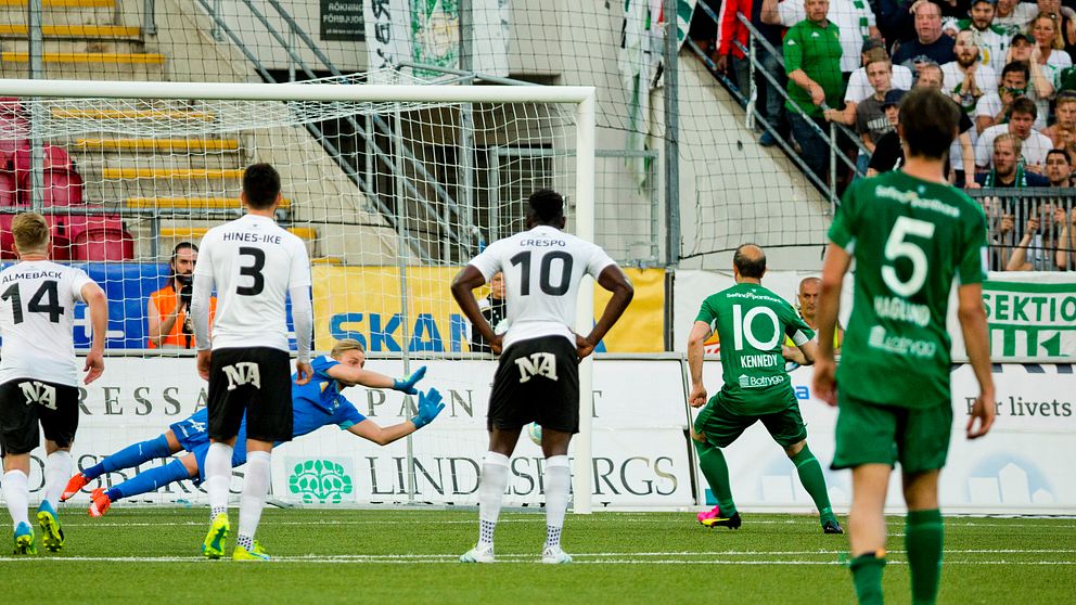 Örebros målvakt Jacob Rinne räddar Hammarbys Kennedy Bakircioglu straff i slutet på matchen.