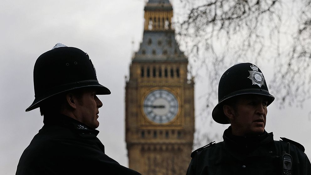 Brittiska poliser står vakt vid Big Ben i London. Arkivbild.