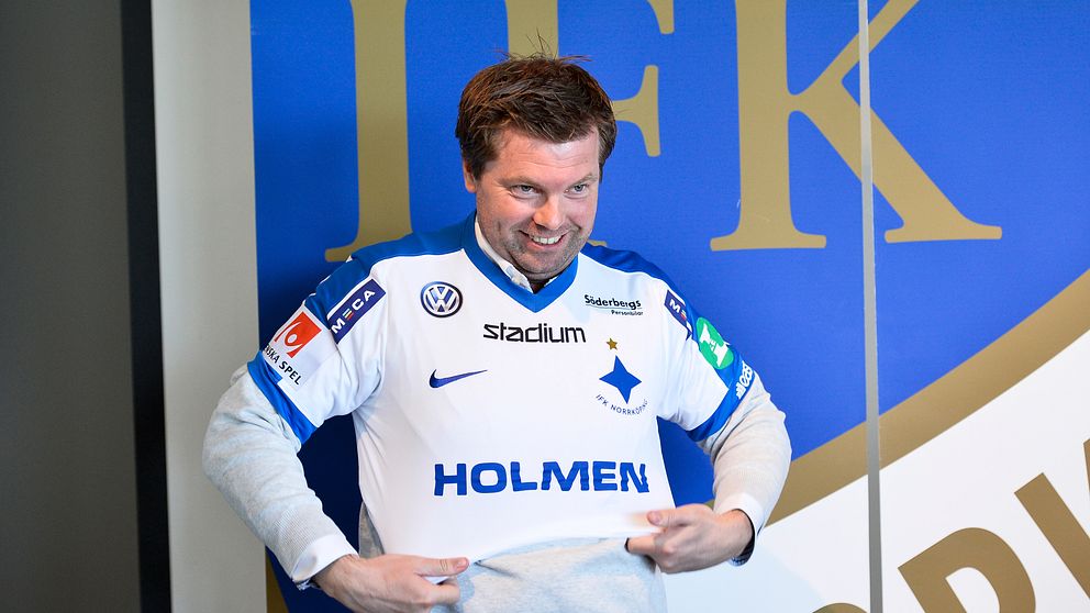 Jens Gustafsson drar på sig IFK-tröjan.