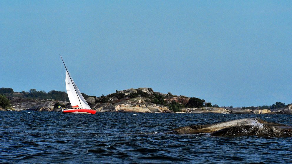 Segelbåt i hårt väder.