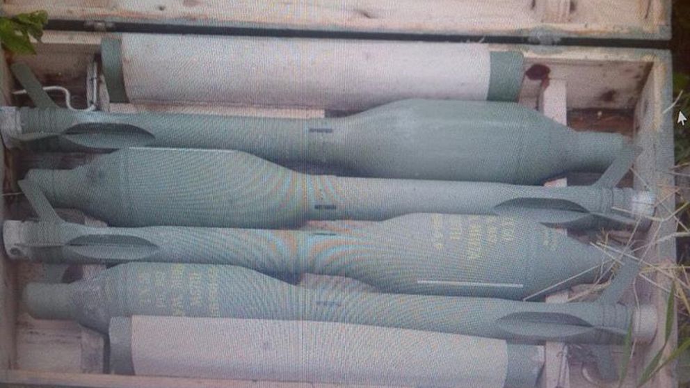 RSV-granater till jugoslaviskt granatgevär M57. De smala rören är utskjutningsmotorn, de större med utfällbara fenor är stridsdelen, bedömer FOI:s expert.