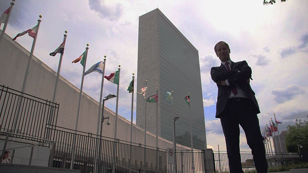Sveriges ambassadör i New York, Olof Skoog, framför FN-huset.