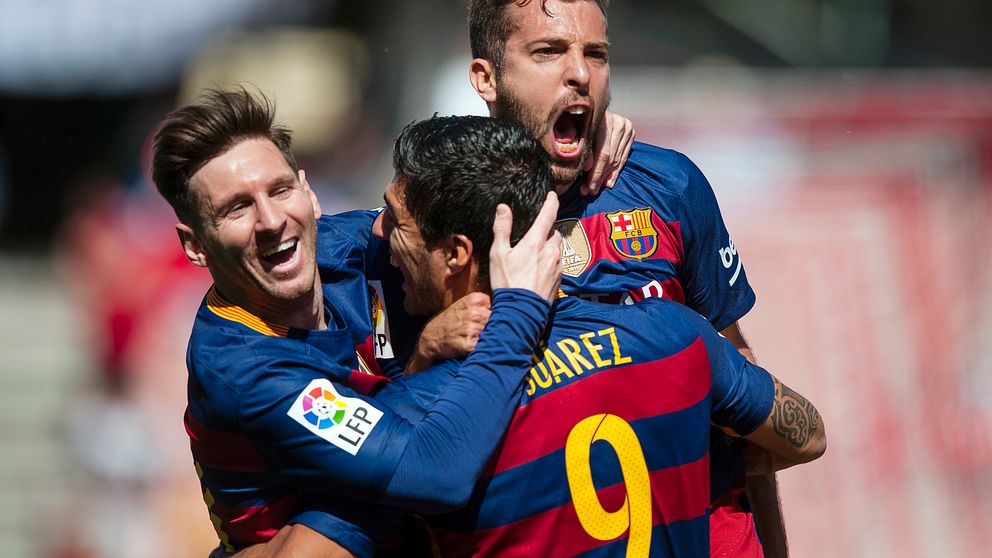 Messi och Alba kramar om Suarez.