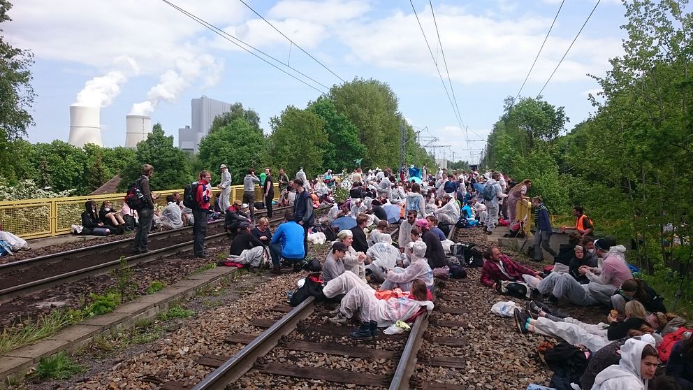 Aktivister blockerar ett av tågspåren på lördagen.