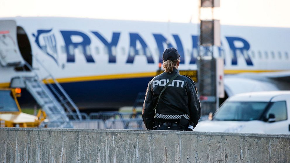 Polisens bombgrupp har kontrollerat ett plan på flygplatsen Rygge utanför Moss i södra Norge, utan att hitta någon bomb. Två personer har gripits.