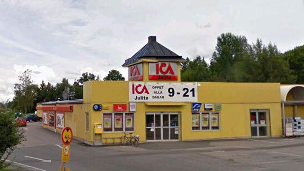 Gärningsmännen tog sig in genom att såga ett hål i taket. I butiken har kassorna och ett kassaskåp brutits upp.