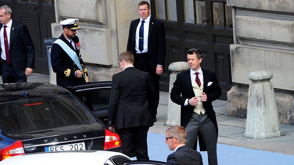 Kronprins Haakon av Norge och kronprins Frederik av Danmark anländer till Slottskyrkan