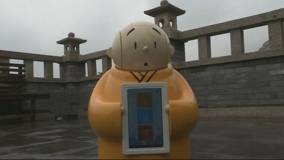 Roboten Xian'er bär på en surfplatta för att lättare ineragera med de som vill veta mer om buddismens läror.
