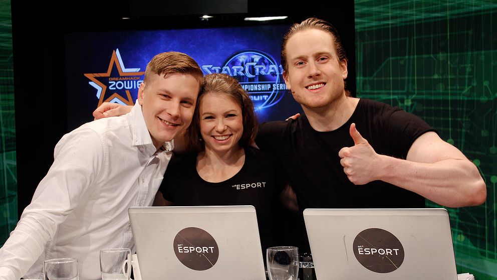 Petter Sjöstrand, Madeleine ”Maddelisk” Leander och Tom ”Endars” Bramler i SVT:s E-sport studio.