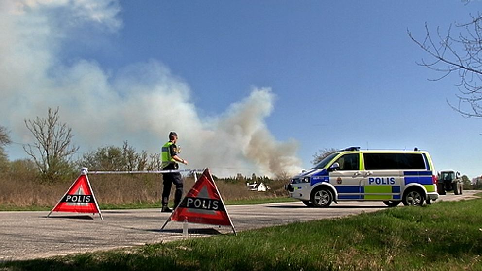 Polisavspärrning med polisbil på landsväg.