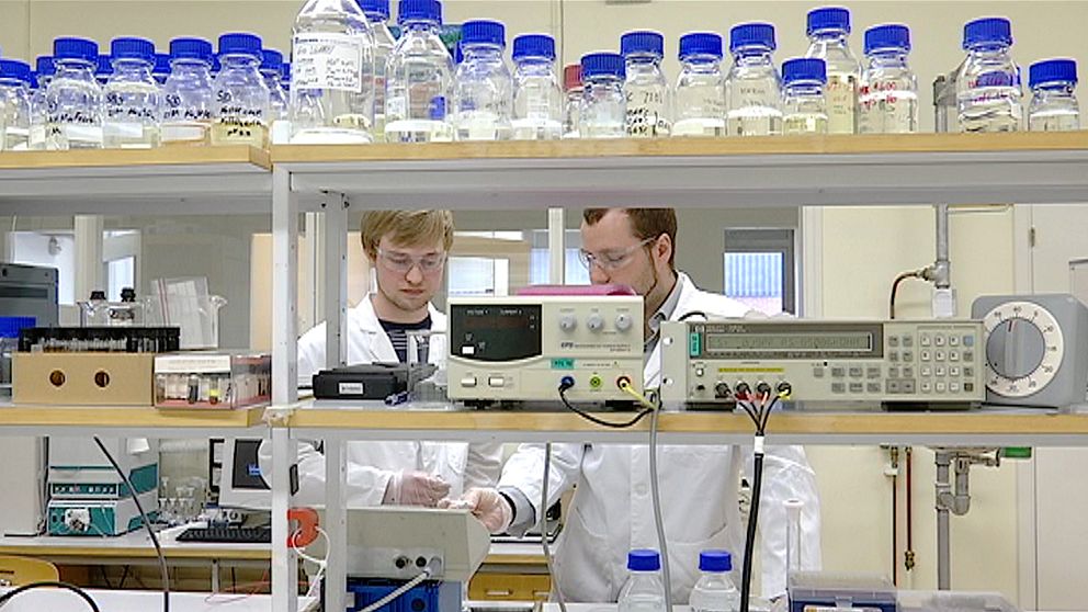 Felix Rydell och Victor Andoralov står i laboratoriet.