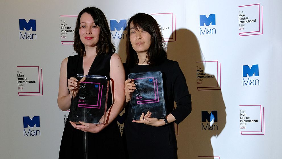 Översättaren Deborah Smith och författaren Han Kang tilldelades 2016 års Man Booker-pris.