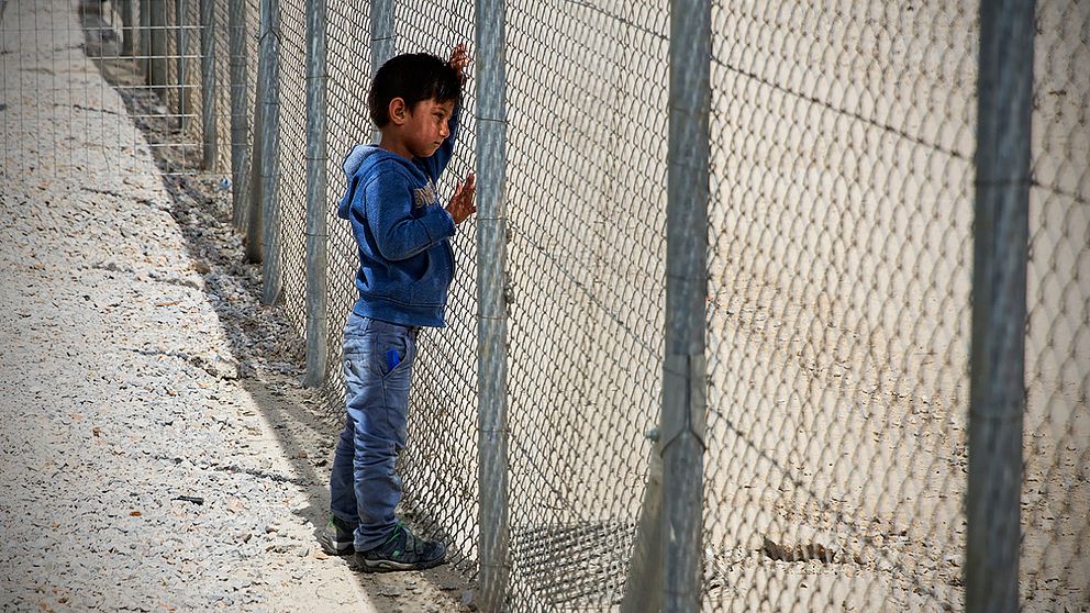 En liten pojke i ett flyktingläger på ön Lesbos i Grekland.