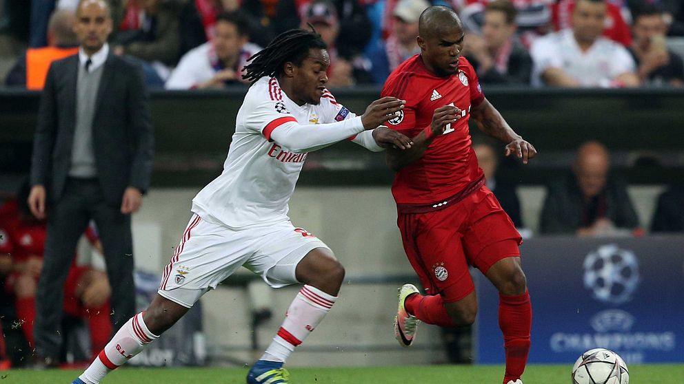 Sanches i duell med Bayerns Douglas Costa i Champions League.