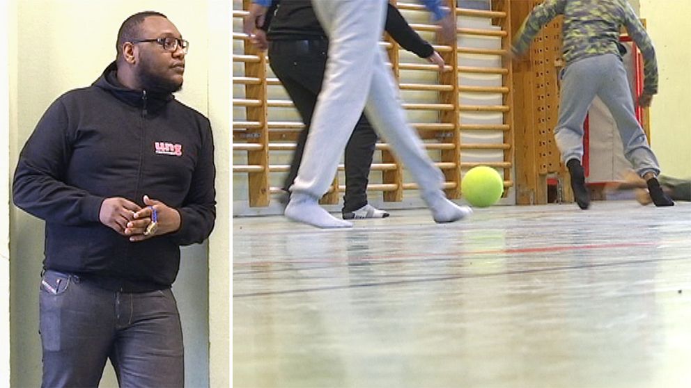 Abdul Enow, fritidsledare på Fröslunda fritidsgård, och barn som spelar fotboll.