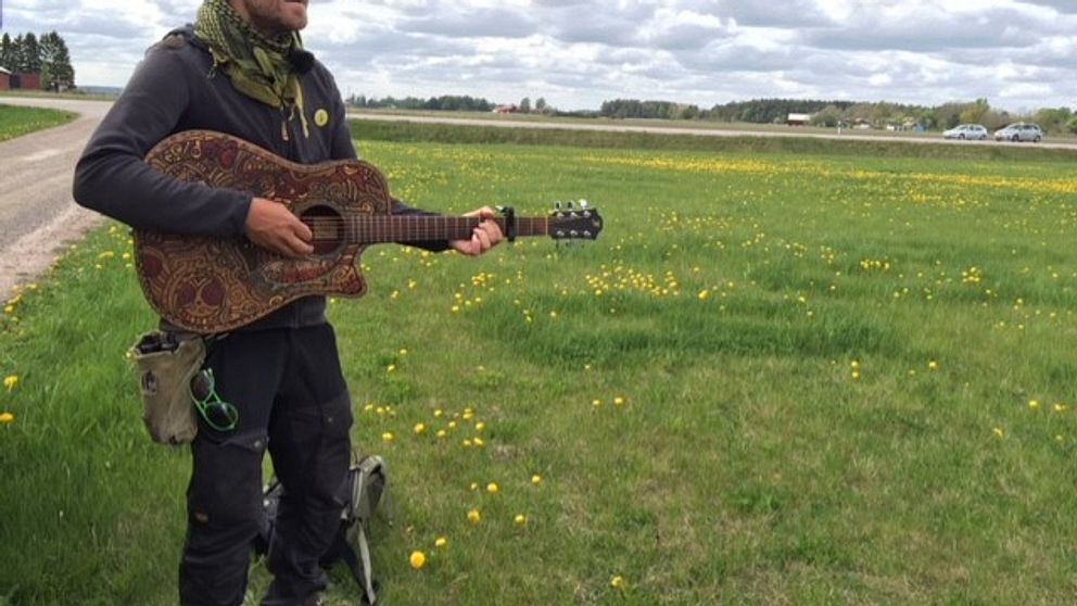 Musikern Stiko Per Larsson är ute på en vandringsturné för tionde året i rad, och i veckan passerar han Uppland.