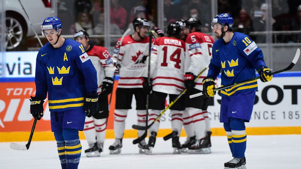 Sveriges Mikael Backlund och Johan Fransson deppar när Kanadas spelare jublar efter 3–0-målet.