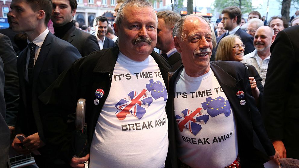 Två anhängare till Lämna EU-kampanjen poserar för kamerorna för premiären av filmen Brexit – the movie i London.