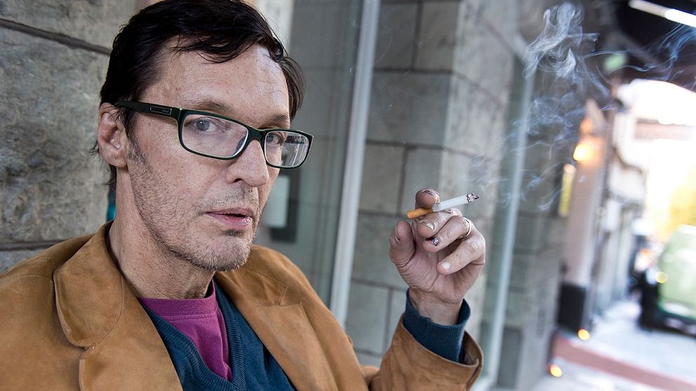 Olle Ljungström med cigarett i handen