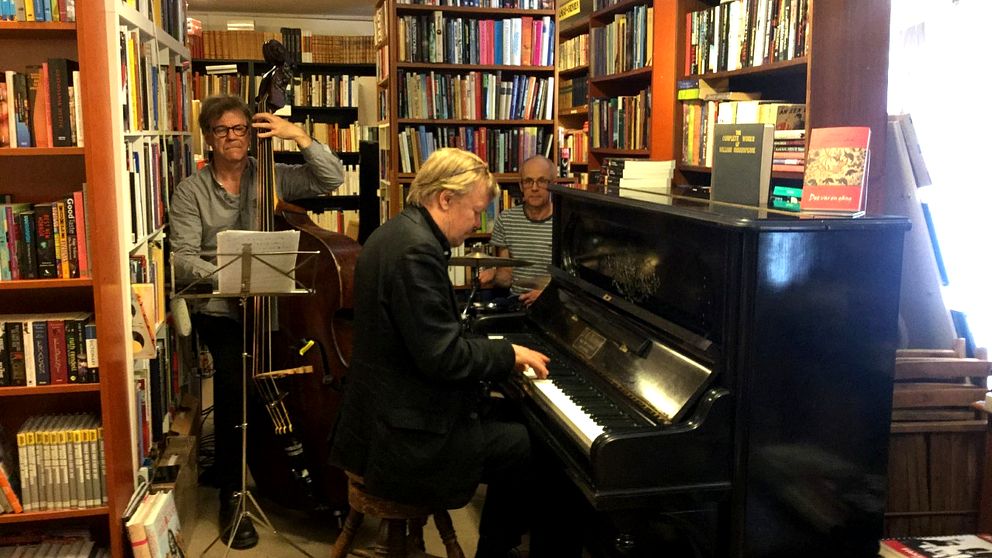 Här är ”Green trio”. Anders Pettersson uppträder på bas, Göran Hall på trummor och Thomas Lähdet på piano.