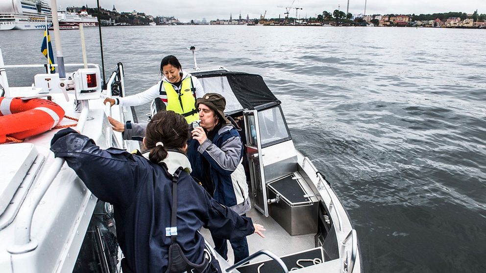 Sjöpoliserna Johan och Lena i Stockholm gör alkoholkontroll på en båtförare som fick klartecken att åka vidare. Arkivbild.