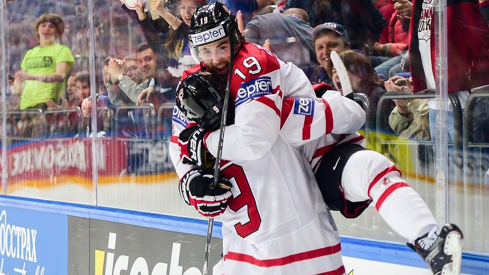 Derick Brassard omfamnades av Matt Duchene efter hans kvitteringsmål.