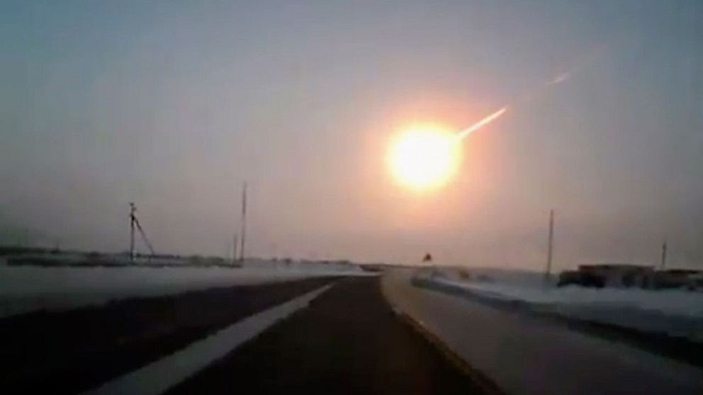 På bilden syns meteoroiden som exploderade i skyn ovanför Tjeljabinsk i Ryssland 2013.