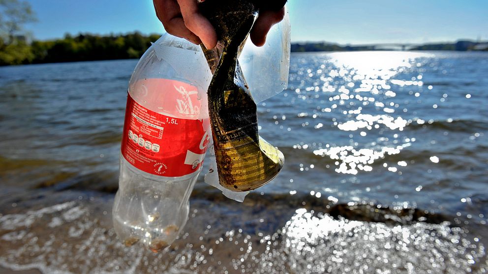 Nu meddelar Coca-cola att man drar sig ur som sponsor vilket lämnar ett stort hål i budgeten.