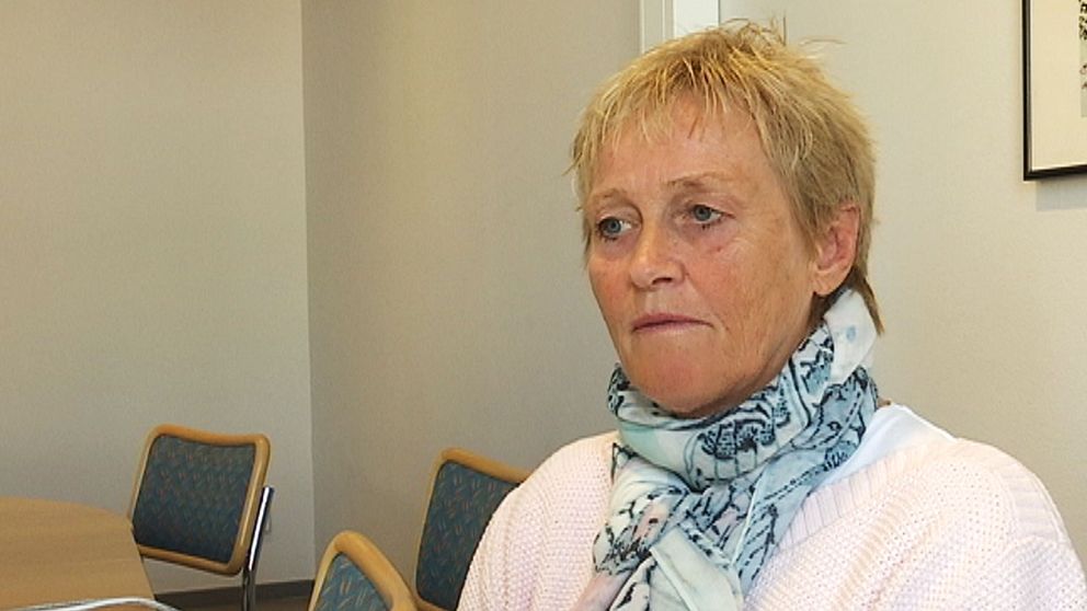 Margareta Borg, chef för barn- och utbildningsförvaltningen i Örebro kommun, sitter vid ett konferensbord.