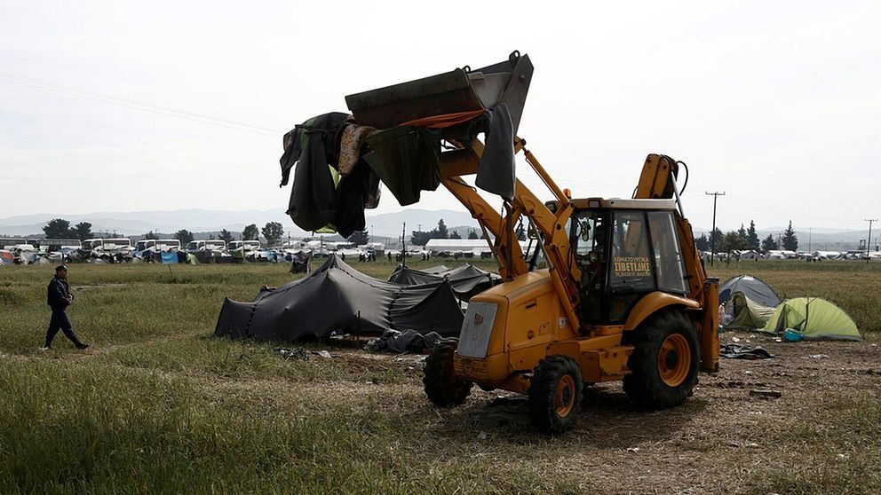 Grävmaskiner forslar bort tält i Idomeni-lägret.