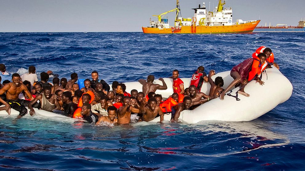 Migranter som räddades i Medelhavet i april. Arkivbild.