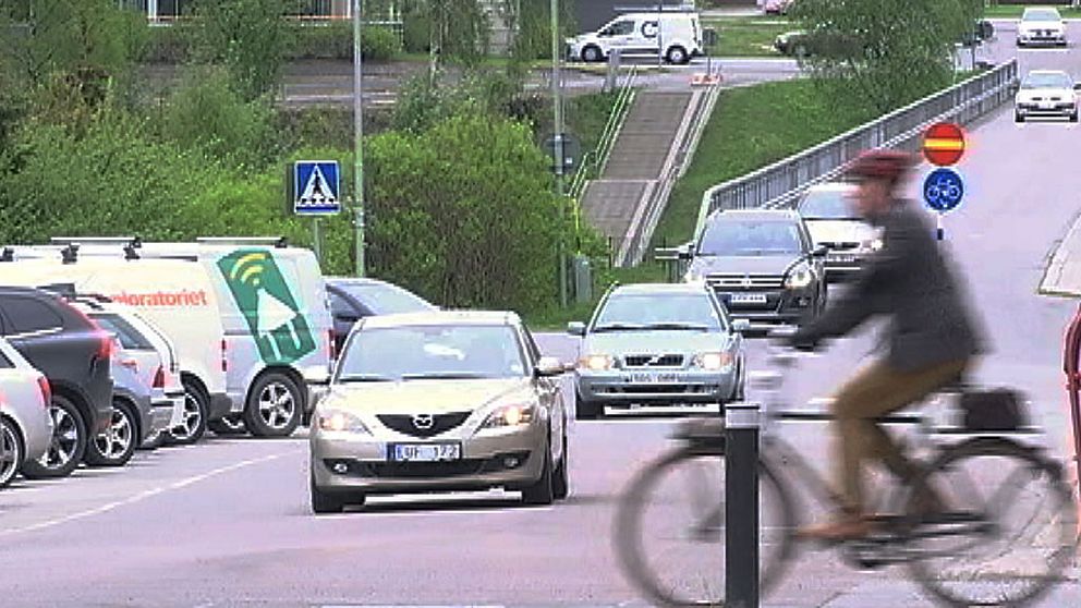 bilar och cyklist i centrala Skellefteå