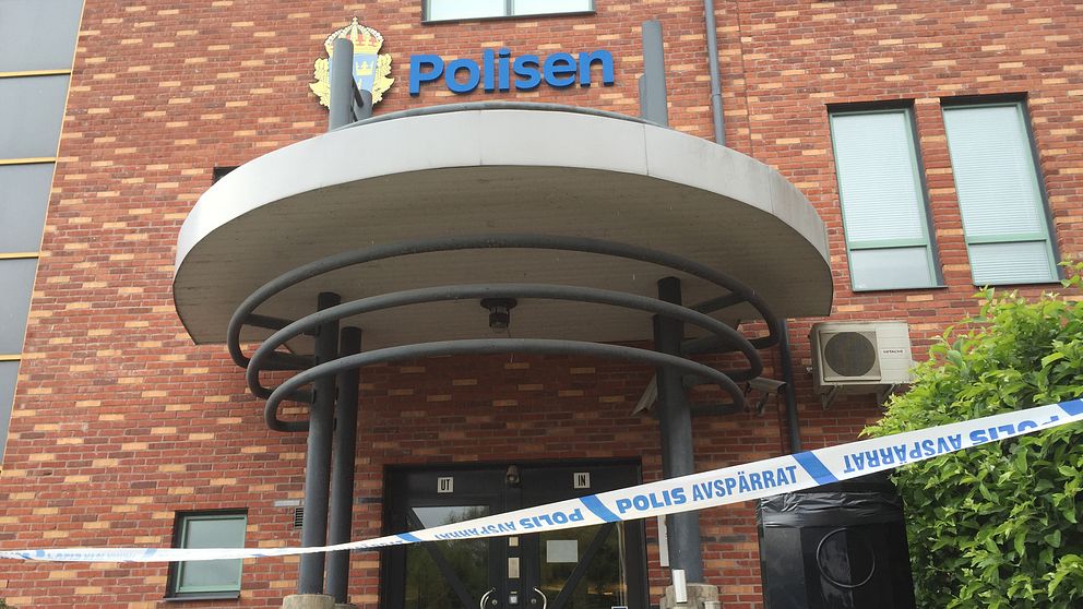 Avspärrningsband framför receptionen till polishuset i Karlstad.