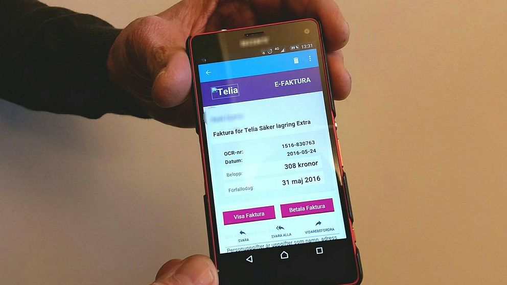 Mobil som visar ett bluffmail med faktura från Telia.