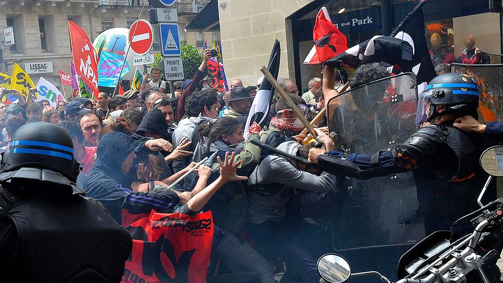 Säkerhetsstyrkor drabbar samman med demonstranter i Bordeaux.