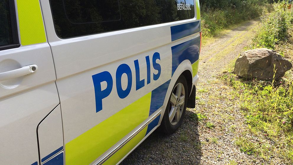 polisbil på skogsväg