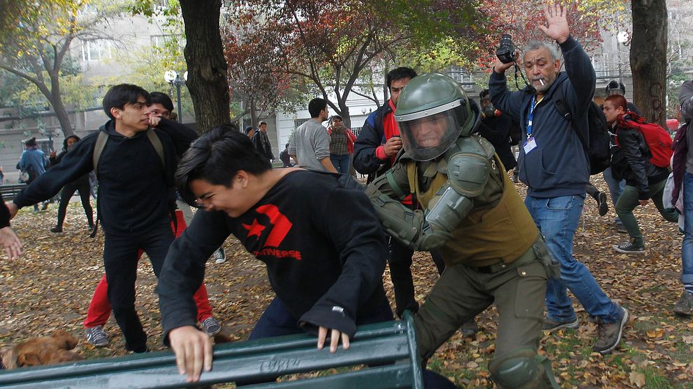 Kravallpolis och demonstranter drabbade samman i Chiles huvudstad Santiago på torsdagen.