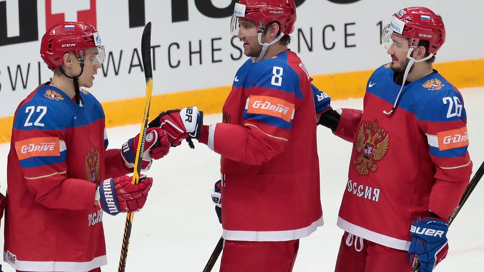 Nikita Zajtsev, Alexander Ovejtkin och Vyacheslav Voinov firar ett mål på VM.
