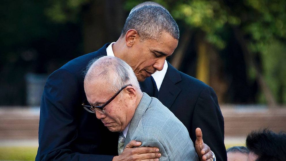 USA:s president Barack Obama kramar Shigeaki Mori, en överlevare från atombomben 1945.