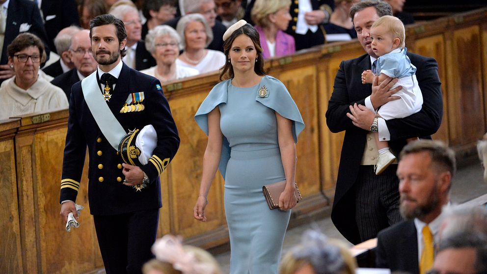 Prins Carl Philip och prinsessan Sofia under prins Oscars dop i slottskyrkan på Stockholms slott på fredagen.