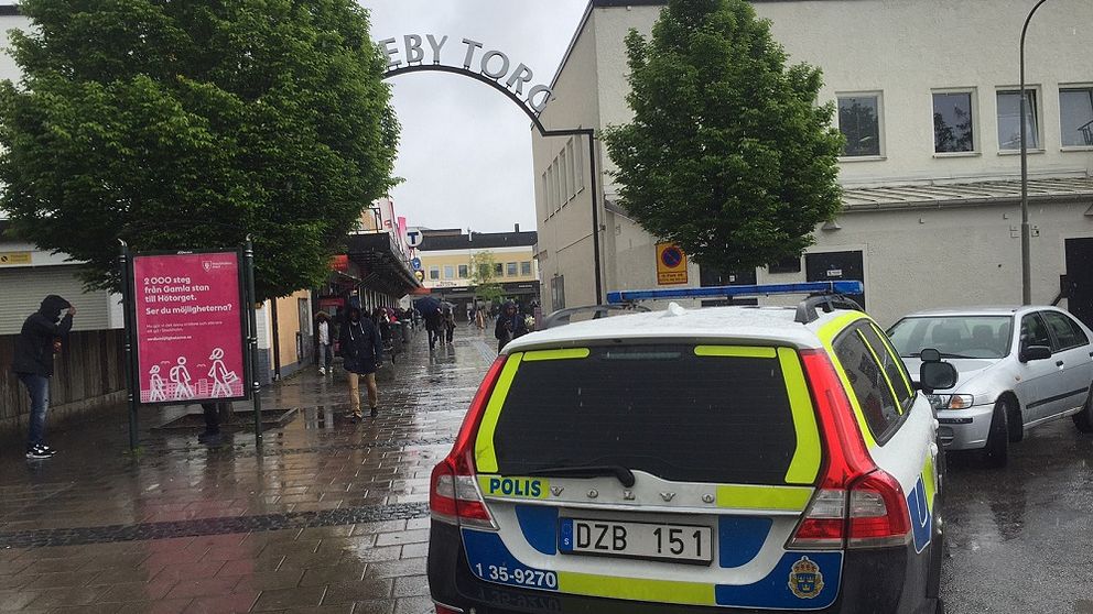 polisbil vid Rinkeby torg.