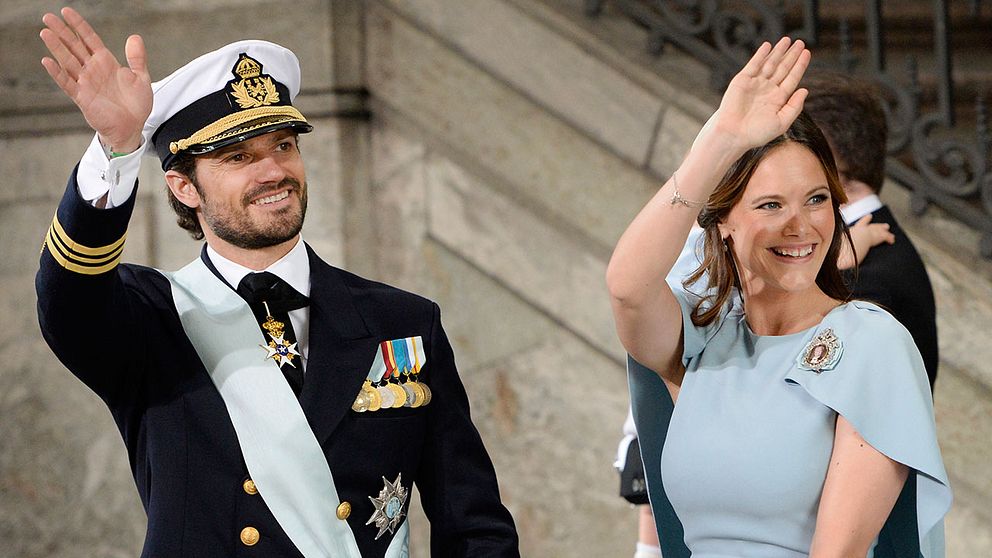 Prins Carl Philip och prinsessan Sofia lämnade två månader gamla Alexander hemma i dag. Hans dop väntas senare i sommar.
