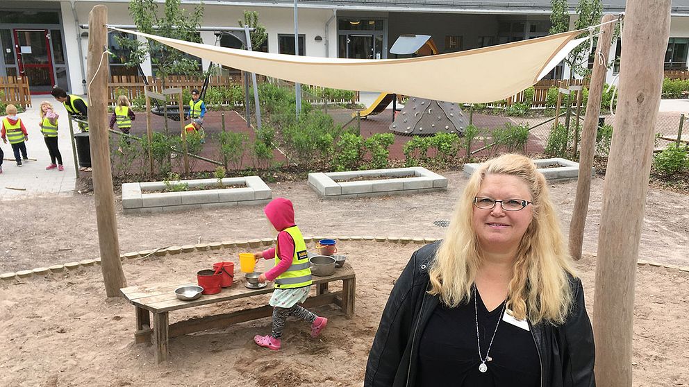 Marita Ljungberg Blom, förskolechef Nybro kommun, på Vitsippans skolgård.