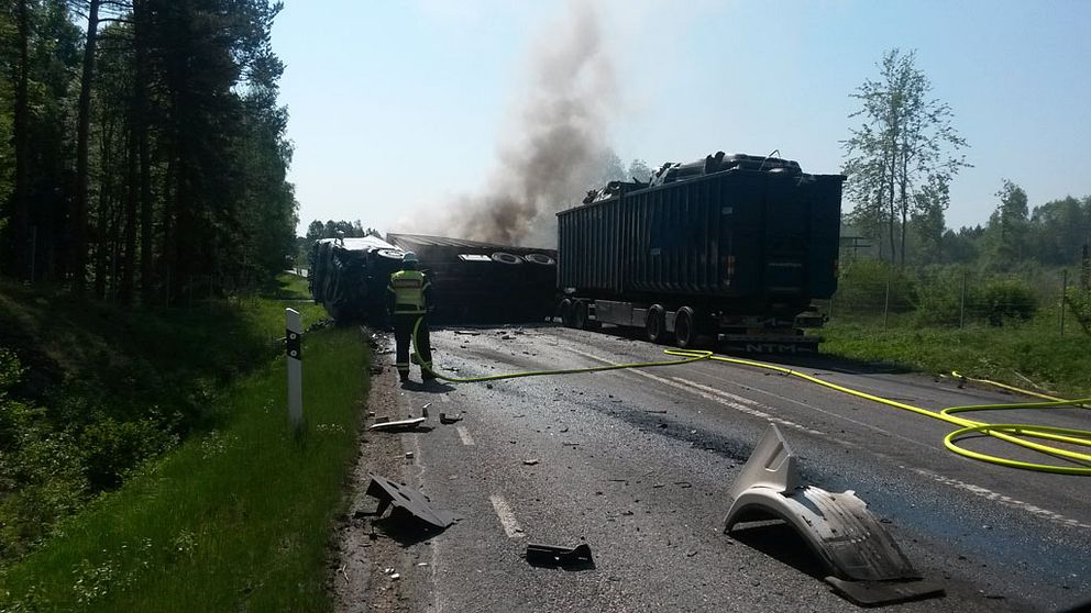 Lastbilen var lastad med skrotbilar och annan skrot. Den började brinna i samband med smällen.