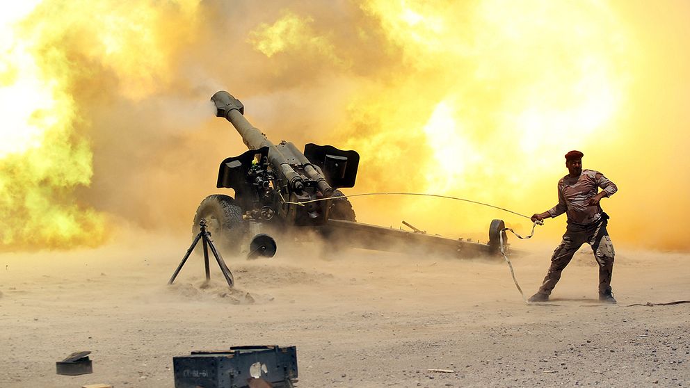 Irakiska säkerhetsstyrkor skjuter artilleri mot IS-mål nära Falluja.