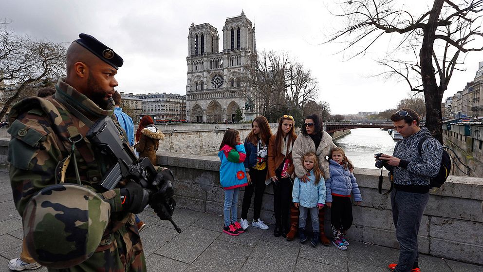 Franska soldater patrullerar vid turistmålet Notre Dame i Paris.